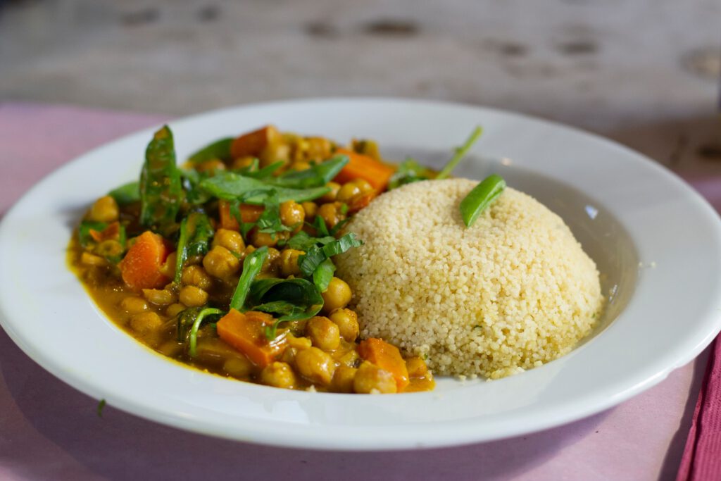 Schnelles Gericht aus Hülsenfrüchten: Kichererbsen-Curry mit Couscous